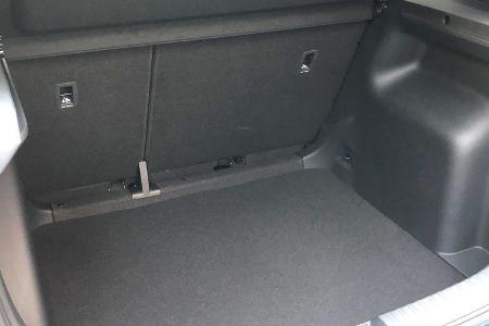 Das Gepäckabteil ist eher einfach gestaltet, aber die Rücksitzbank des Skoda Kamiq ist im Verhältnis 1/3 zu 2/3 teilbar.