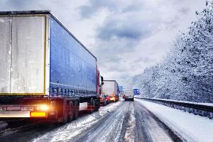 Schnee Winter Straße Autobahn Lkw