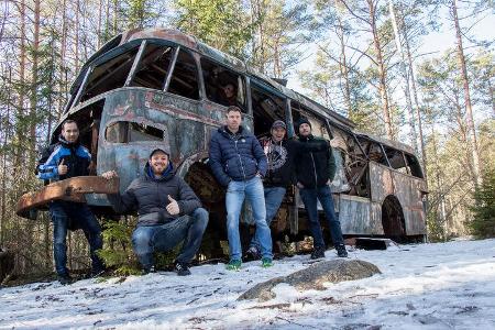 Erwischt! Dieses welke Mercedes-Blechfossil soll 1974 als Tourbus von ABBA gedient haben - rottet seitdem auf einem verlasse...