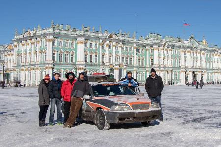 St. Petersburg: VIP-Parkplatz vor dem Zarenschloss. Ist zwar verboten, aber ergab ein wirklich schönes Foto.
