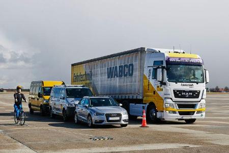 ADAC Lkw-Abbiegetest ADAC Lkw-Abbiegetest