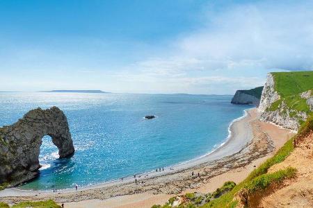 Durdle Door an der Jurassic Coast unweit an einem Campingplatz