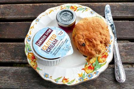Clotted Cream, Marmelade und Scones