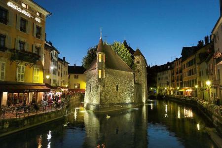 Palais de l’Isle in Annecy am Ufer des Thiou
