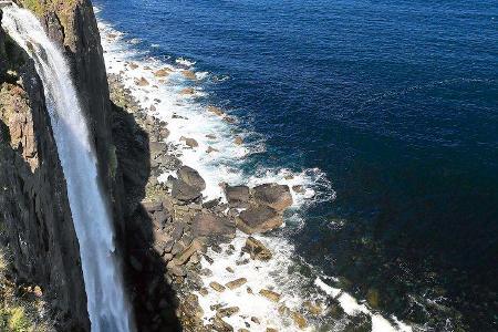 Basaltfels Kilt Rock mit „Mealt Fall“ in Staffin auf der Halbinsel Trotternish