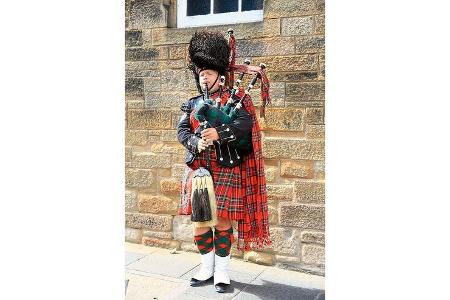 Dudelsackpfeifer in der Royal Mile in Edinburgh