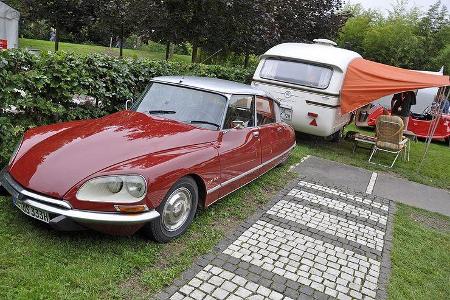 Citroen DS mit Wohnwagen