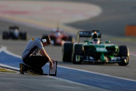 Pirelli-Techniker - Bahrain - Formel 1 Test - 2014 Pirelli-Techniker - Bahrain - Formel 1 Test - 2014