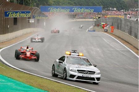 Nach dem ganzen Durcheinander musste das Safety-Car für Ordnung sorgen.