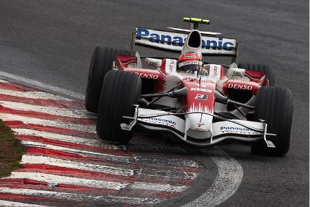 Doch in der vorletzten Kurve wartete der trockenbereifte Timo Glock und musste den neuen Weltmeister kampflos passieren lassen.