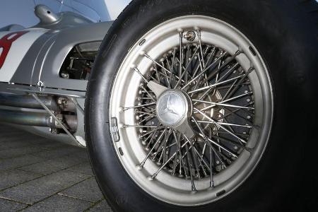 Vergleich: Mercedes W196 vs. AMG W05 - 2015