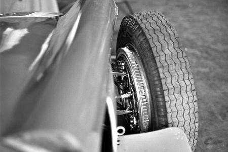 Vergleich: Mercedes W196 vs. AMG W05 - 2015