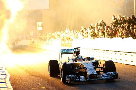 Vergleich: Mercedes W196 vs. AMG W05 - 2015