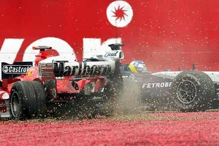 Michael Schumacher und Nick Hiedfeld kamen sich beim ersten Rennen in Australien in die Quere.