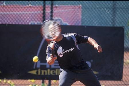 Wer so Tennis spielt, muss sich nicht wundern, dass er sich verletzt und für drei Rennen ausfällt. (Oder ist die Schulter do...