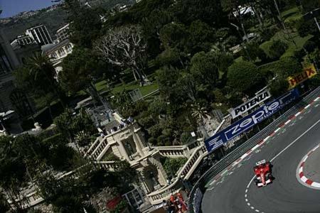 Von oben präsentiert sich das dicht bebaute Monaco hinter dem Cabaret wie ein Park.