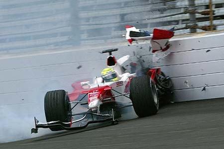 Den schlimmsten Unfall des Jahres erlebt wieder Ralf Schumacher - wieder in Indianapolis.