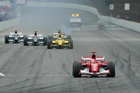 Nur sechs Bridgestone-bereifte Autos stehen am Start. Der US-GP geht als Rennen der Schande in die Formel 1-Geschichte ein.