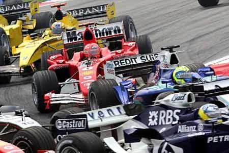 Dank eines aerodynamisch ineffizienten Autos und wenig konkurrenzfähiger Bridgestone-Reifen, steckt Schumacher häufig im Mit...