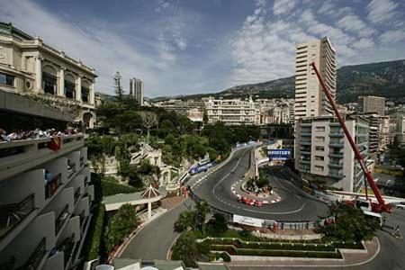Teure Tribüne: Monacos Bahnhofskurve vom Balkon eines Luxus-Hotels.