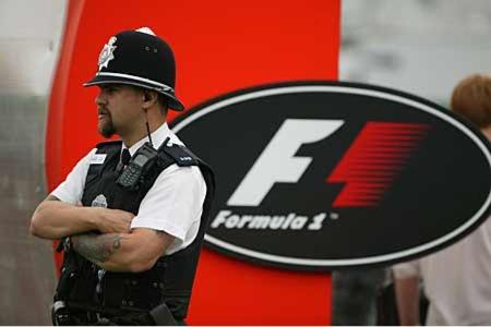 Terroralarm in Silverstone. Nach Anschlägen in der Londoner U-Bahn herrscht gedrückte Stimmung.