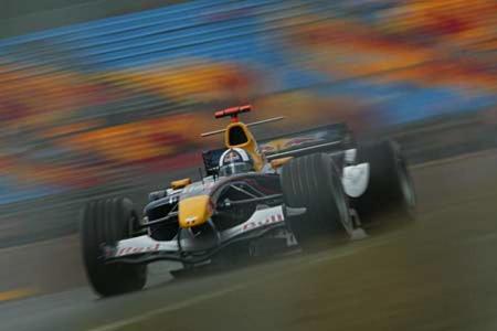 In der zweiten Saisonhälfte wird Red Bull langsam nach hinten durchgereicht. Coulthard holt nur noch drei Mal Punkte.