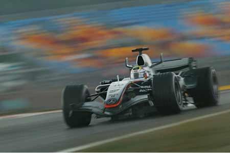Mit gleich zwei Fahrfehlern macht sich Juan Pablo Montoya bei McLaren unbeliebt. Die Chancen in beiden Titelkämpfen (Fahrer ...