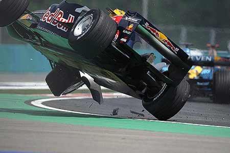 David Coulthard fliegt durch die Luft, dem Schotten passiert glücklicherweise nichts.