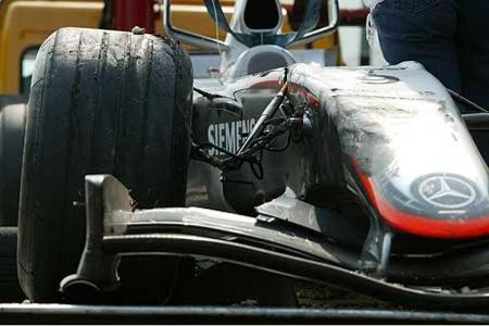 Der aufregendste Ausfall des Jahres: Am Nürburgring bricht an Räikkönens McLaren die Radaufhängung in der letzten Runde. Ein...