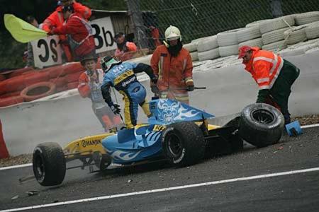 Teamkollege Fisichella bleibt das Pech treu. Er zerlegt seinen R25 in der berrüchtigten Eau Rouge-Kurve von Spa.