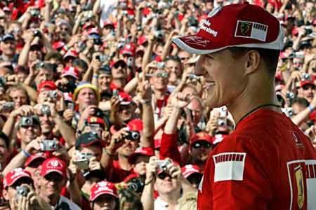 Trotz Krise: Michael Schumacher freut sich, dass er immer noch so viele Fans hat.