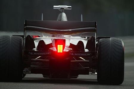 Juan Pablo Montoya in Belgien. Schwere Niederschläge lassen vor allem Michael Schumacher auf ein Regenrennen hoffen. Doch de...