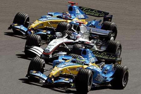 In Brasilien nehmen die McLaren Alonso in die Zange. Doch der Kampf bleibt fair. Montoya gewinnt vor Räikkönen, Alonso wird ...