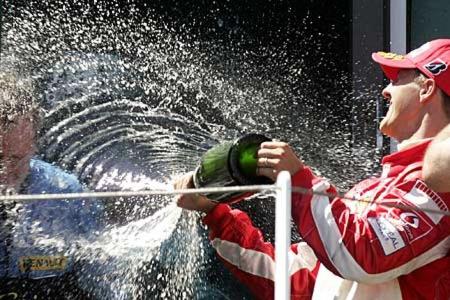 Nachdem alle Titelchancen futsch sind, findet Michael Schumacher seine Fröhlickeit wieder. Er feiert unverbissen auch die Si...