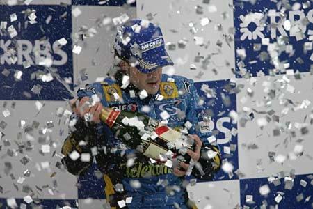 Und tatsächlich krönt sich der 24-Jährige mit einem dritten Rang zum ersten spanischen Formel 1-Champion.