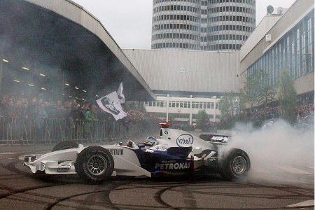 Nick Heidfeld ließ es bei einer Aktion für die Münchner BMW-Belegschaft richtig krachen.