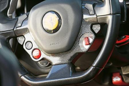 Ferrari F12 Berlinetta, Lenkrad,Bedienelemente