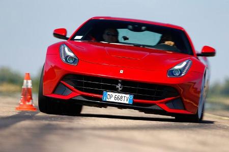 Ferrari F12 Berlinetta, Frontansicht, Slalom
