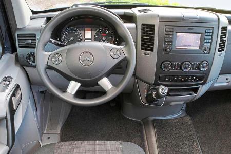 Das Sprinter-Cockpit wirkt im Vergleich schon etwas angejahrt. Das Sprinter-Cockpit wirkt im Vergleich schon etwas angejahrt.