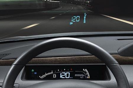 Ab der Ausstattungslinie Pallas ist ein Head-Up-Display für Tacho und Navigation Serie.