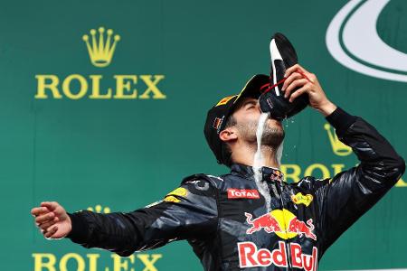 Als Daniel Ricciardo im Jahr 2016 in Hockenheim auf das Podium fährt, packt es den Australier. Vor lauter Ekstase trinkt er ... Als Daniel Ricciardo im Jahr 2016 in Hockenheim auf das Podium fährt, packt es den Australier. Vor lauter Ekstase trinkt er ...