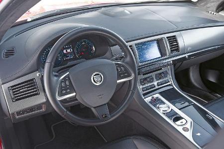 Jaguar XFR, Cockpit