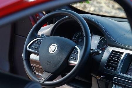 Jaguar XFR, Cockpit