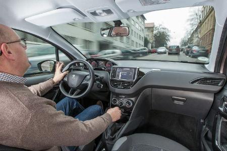 Peugeot 208 68 VTi, Cockpit, Lenkrad