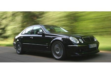 Mit dem E V12 stellte Brabus zweimal Geschwindigkeitsrekorde für die schnellste straßenzugelassene Limousine auf: 1997 mit 3...