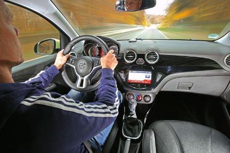 Opel Adam 1.0 DI Turbo Rocks, Fahrersicht, Cockpit