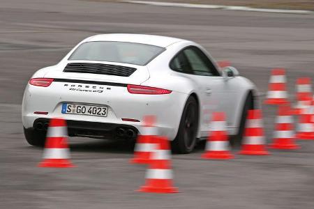 Porsche 911 Carrera GTS, Heckansicht, Slalom
