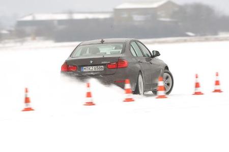 BMW 320d Modern Line, Slalom, Schnee