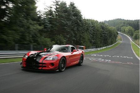 Damit knöpft Dodge der Konkurrenz über vier Sekunden ab.