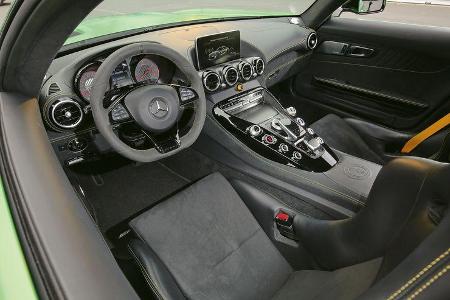 Mercedes-AMG GT R, Cockpit